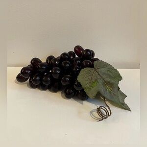 ‘BLACK purple GRAPE 2 Leaves BUNCH PLASTIC FAKE FOOD FAUX FRUIT HOME DECOR 8”